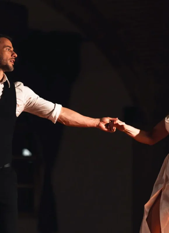 Novios enlazando las manos durante su baile de boda