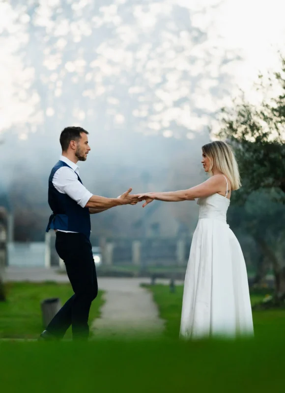 Novios frente a frente en un baile de boda en jardín