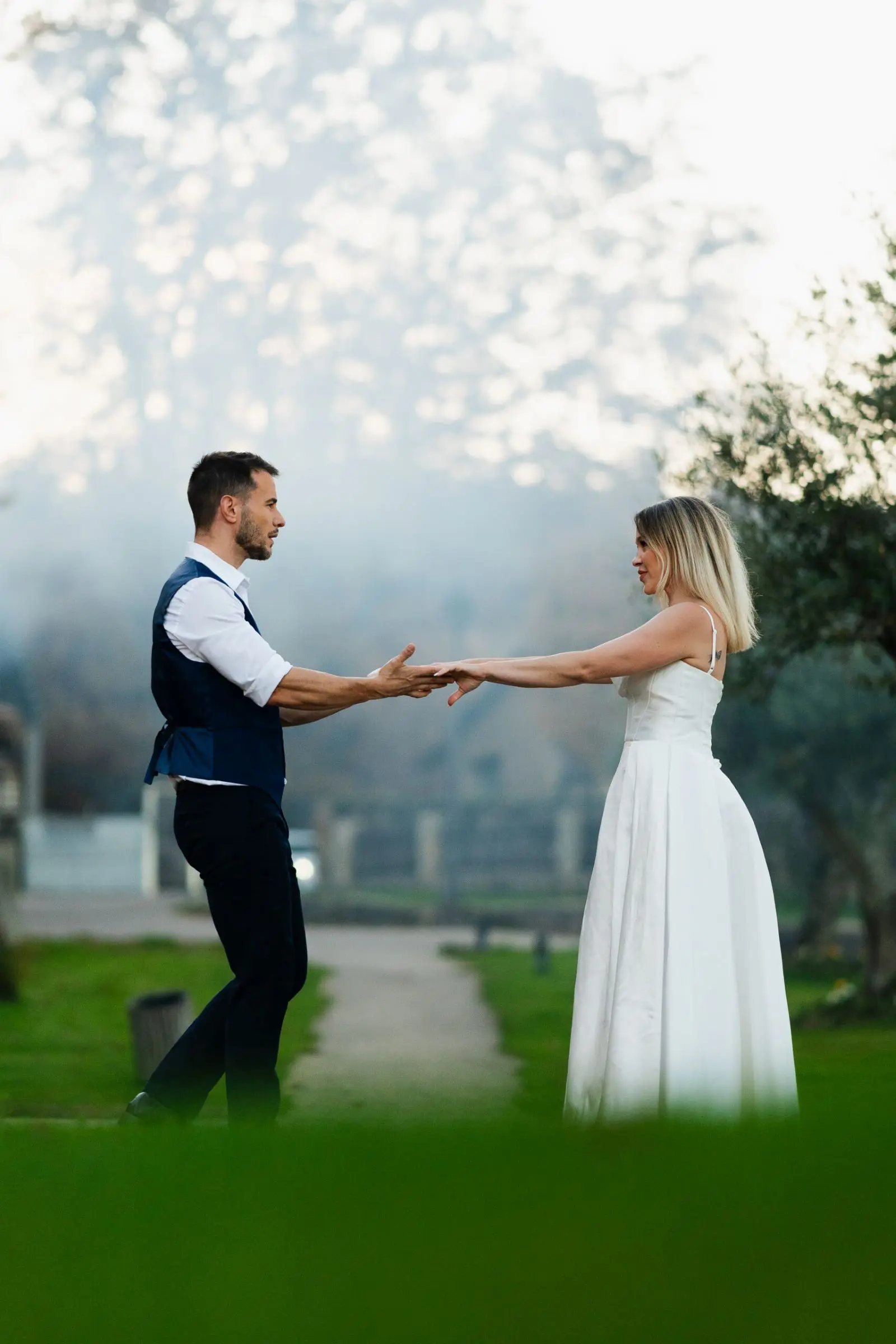 Novios frente a frente en un baile de boda en jardín