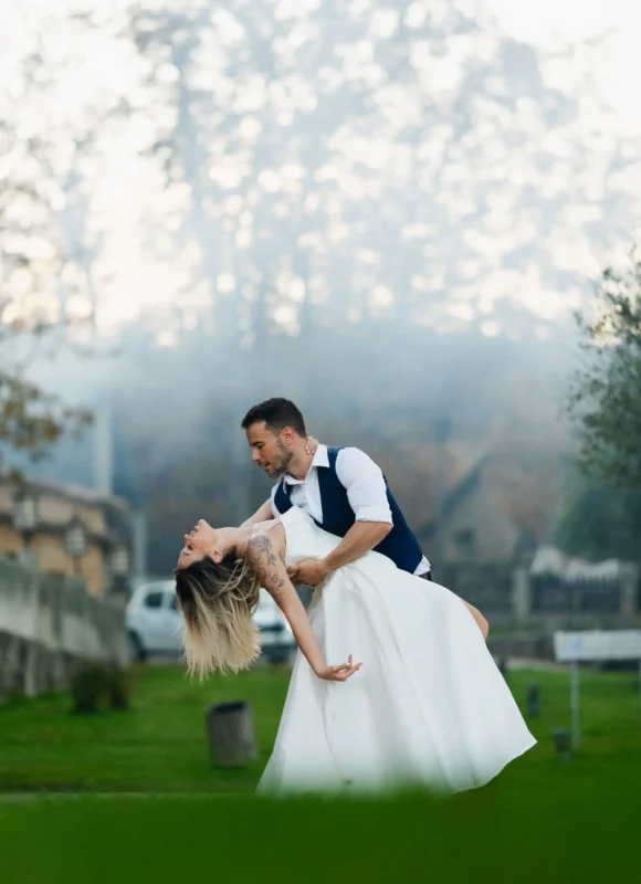 Baile de boda al aire libre, con césped