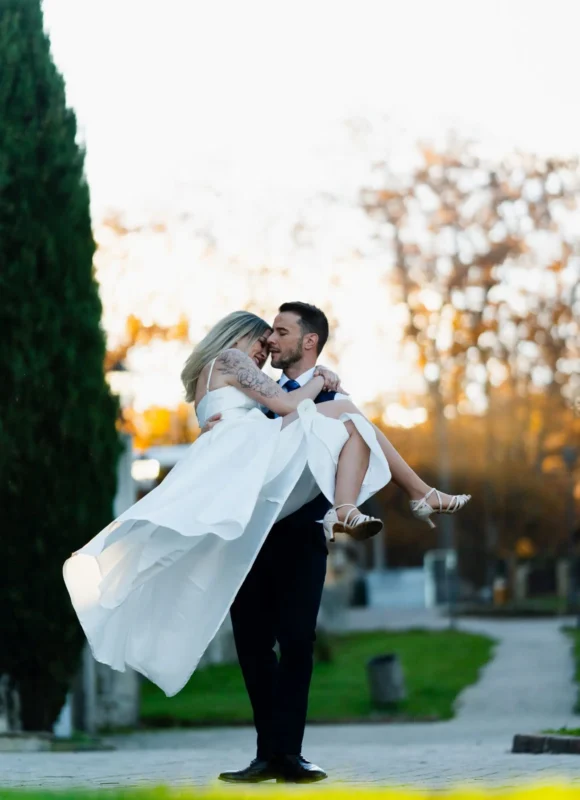 Novio cargando a la novia en brazos durante baile de boda