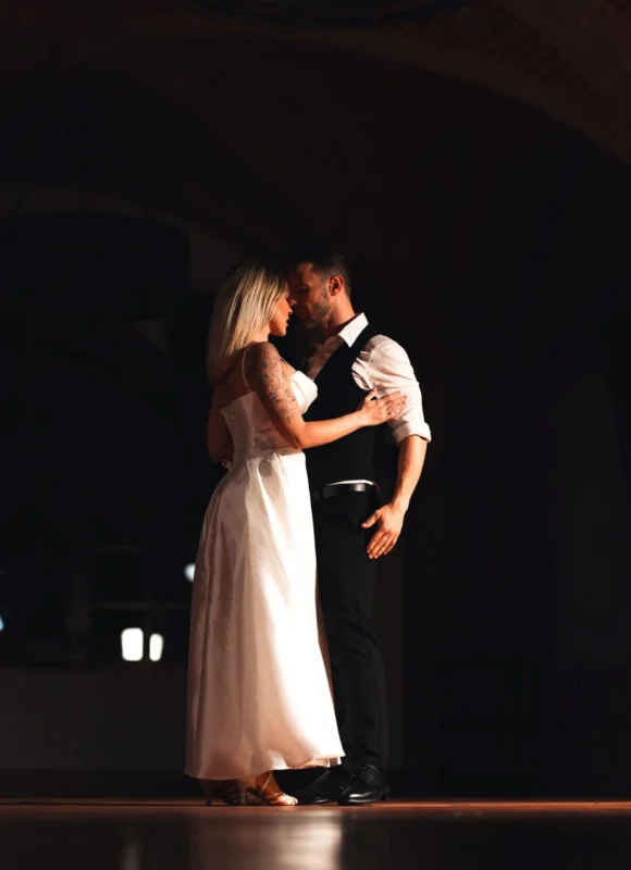 Novios abrazados en una pose íntima de bailes de boda.