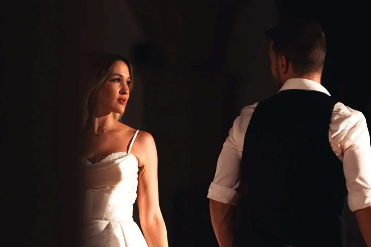Novia mirando al novio en un instante previo a la coreografía en baile de boda.