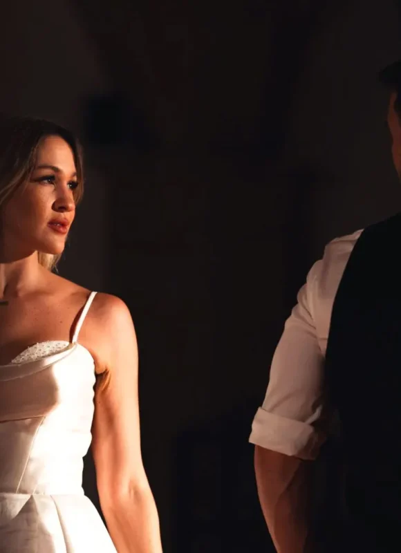 Novia mirando al novio en un instante previo a la coreografía en baile de boda.