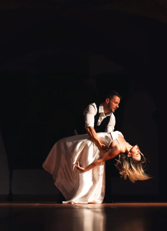 Novios realizando una figura de dip en interior en su baile de boda