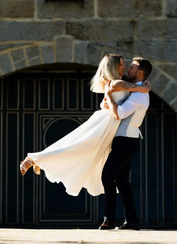 Novio levantando a la novia en sus bailes de boda