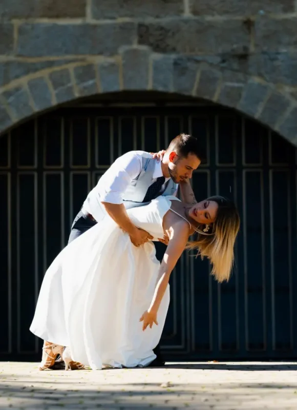 Novios haciendo una figura de inclinación en baile de boda
