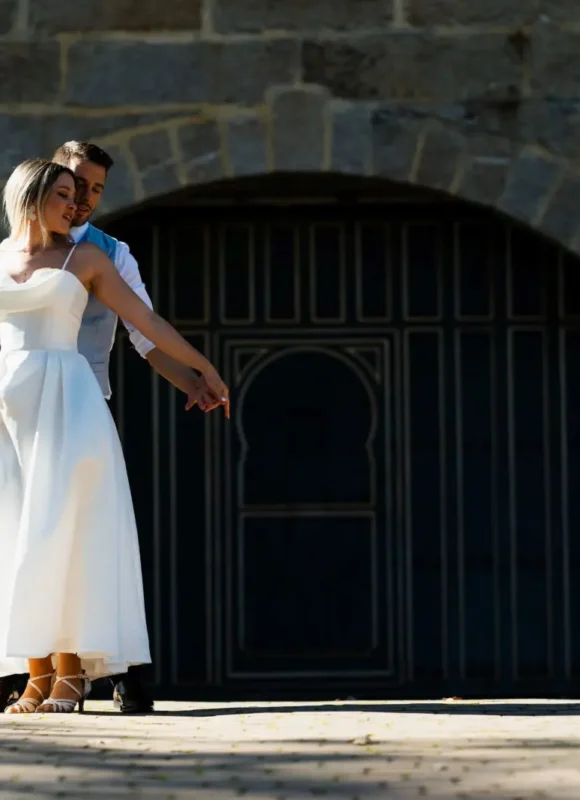 Novios bailando en posición lateral durante un baile de boda