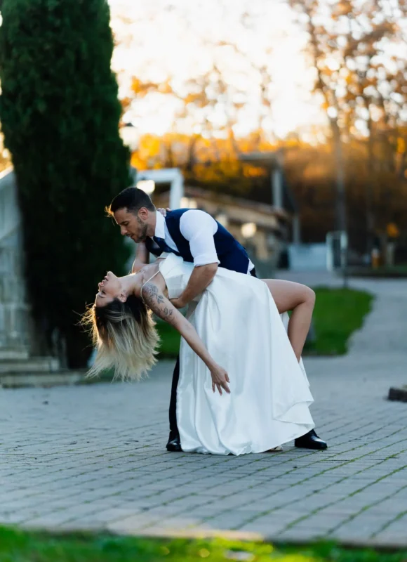 Dip profundo en baile de boda en una zona exterior