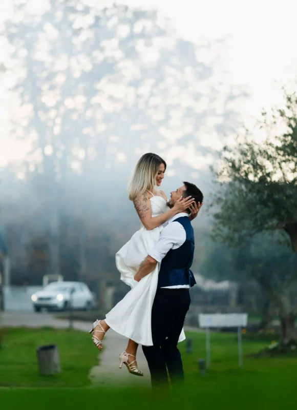 Bailes de boda en un jardín, con fondo desenfocado