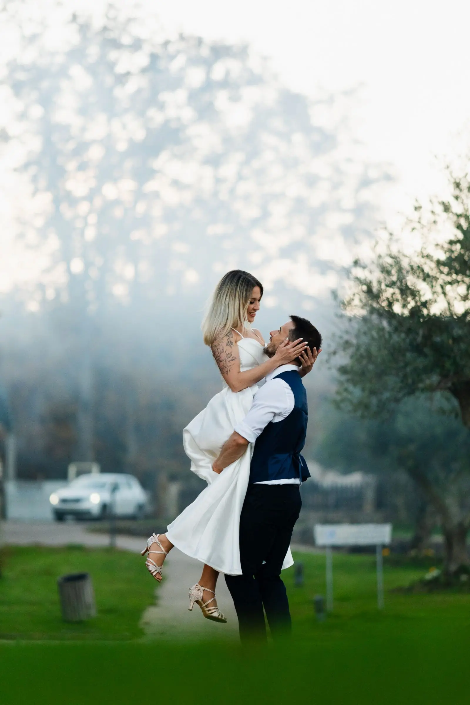 Bailes de boda en un jardín, con fondo desenfocado