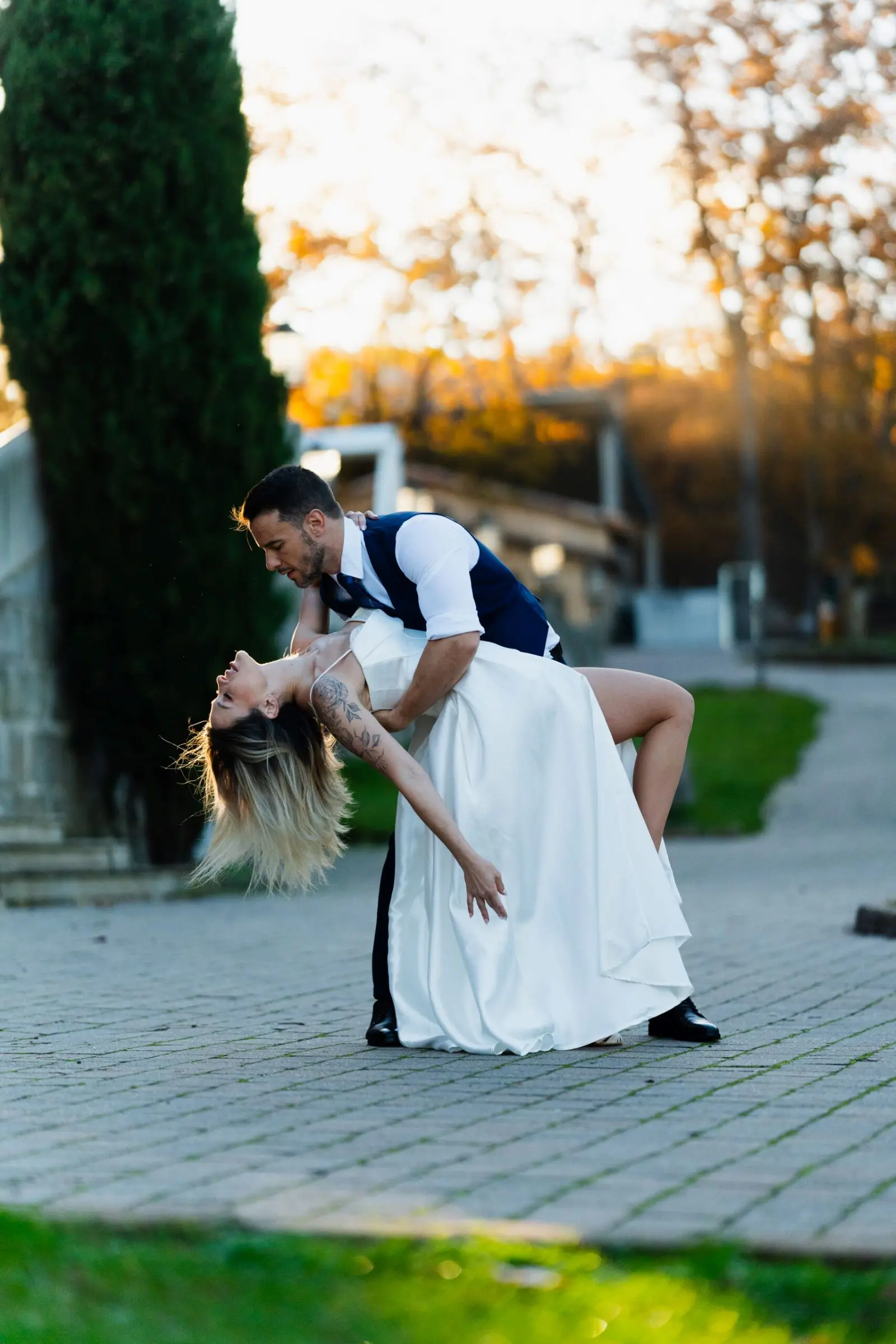 Novios realizando una figura final con inclinación en sus bailes de boda.