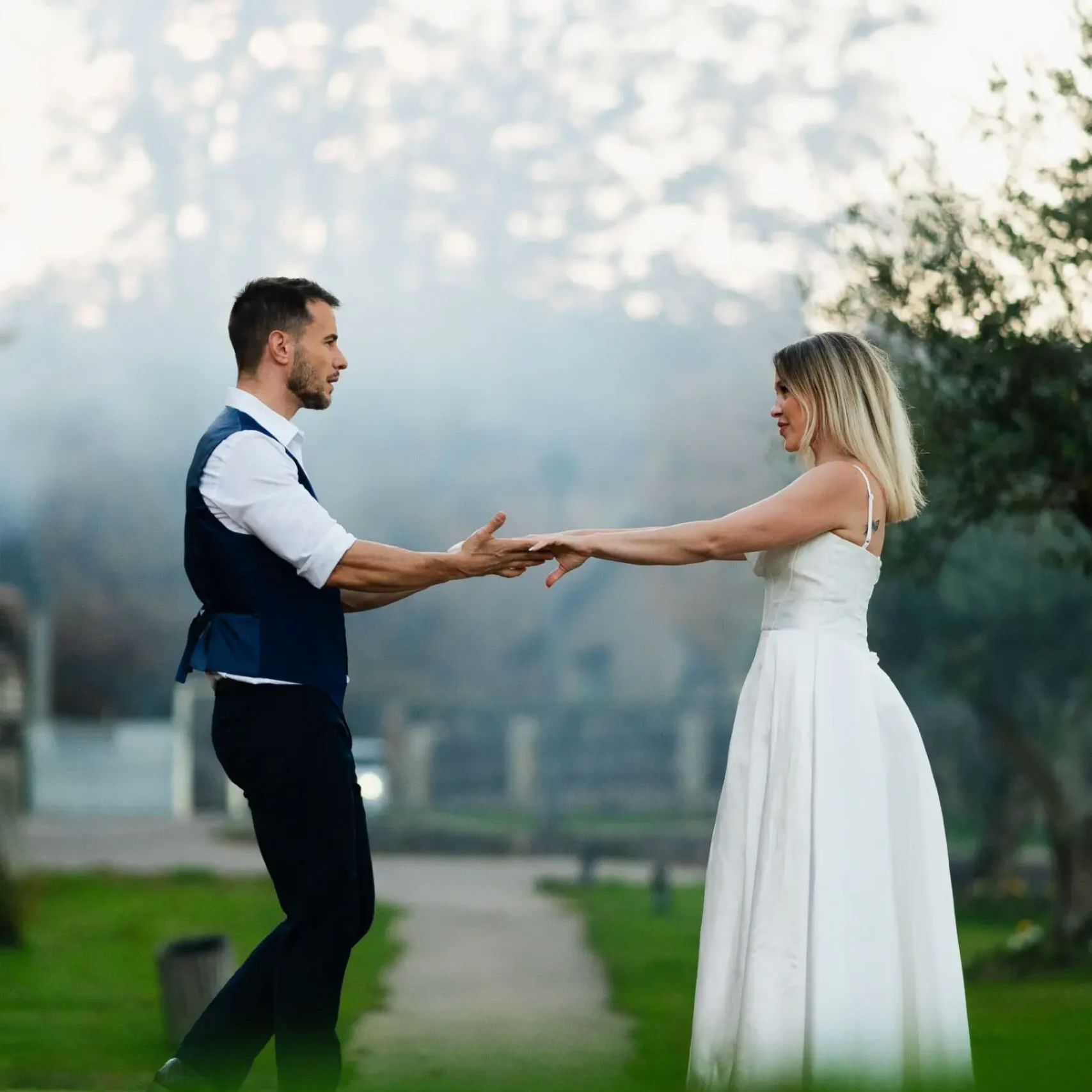 Novios frente a frente en un baile de boda en jardín