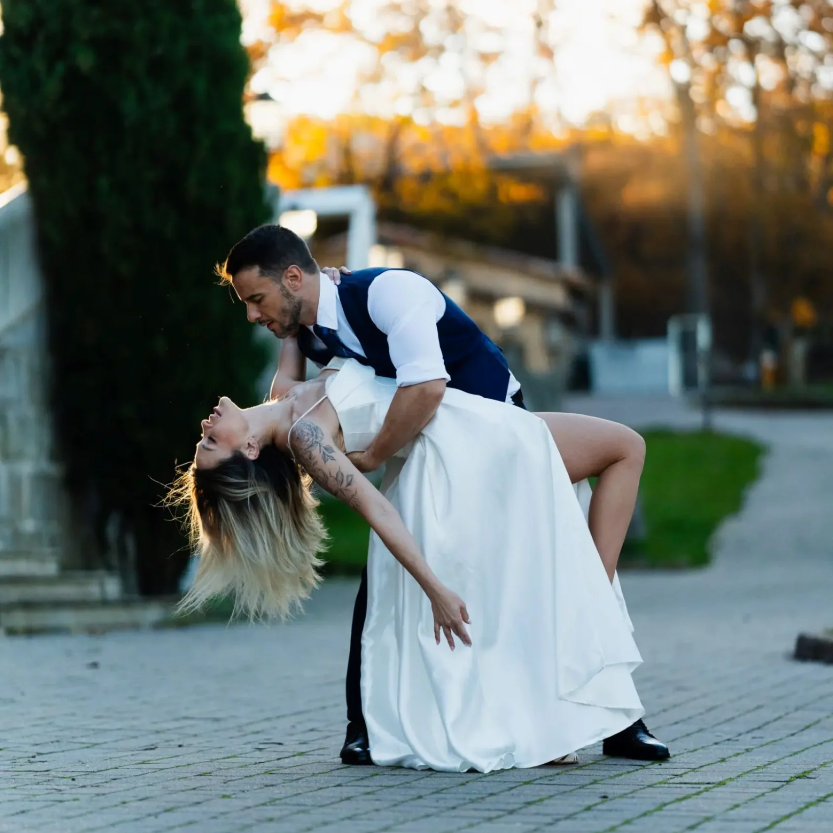 Dip profundo en baile de boda en una zona exterior