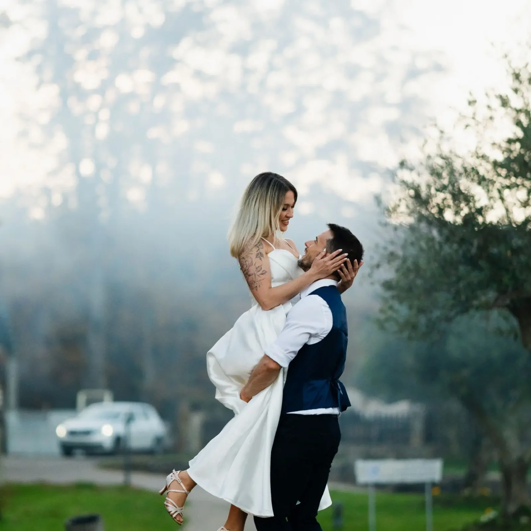 Bailes de boda en un jardín, con fondo desenfocado
